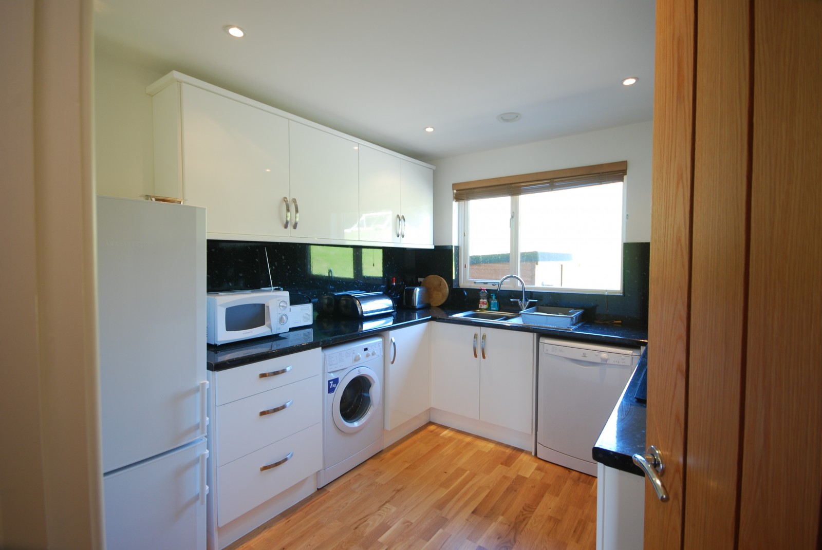 Dolcoath Holiday Cottage by the Beach - Kitchen
